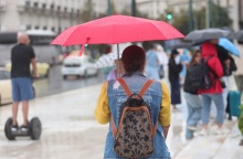 Γυναίκα με ομπρέλα 