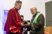 Επίτιμος διδάκτορας του Τμήματος Βιοϊατρικών Επιστημών του ΔΙ.ΠΑ.Ε. ο δρ Γεώργιος Β. Αποστολόπουλος