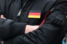 Έρευνα στη Γερμανία δείχνει ότι τα μεγάλα κόμματα, αντιδρώντας στην ακροδεξιά, υιοθετούν τη ρητορική της και ενισχύουν τη διάδοση των ιδεών της.