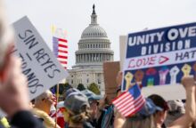 ΗΠΑ: Εκατομμύρια Αμερικανοί διαδηλώνουν σε όλες τις πολιτείες με το σύνθημα «Όχι βασιλιάδες», καταγγέλλοντας τον αυταρχισμό του Ντόναλντ Τραμπ.