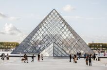 Ληστεία στο Μουσείο Λούβρου: Οι δράστες έκλεψαν κοσμήματα «ανεκτίμητης αξίας» μέσα σε επτά λεπτά - Σε εξέλιξη εκτεταμένες έρευνες στο Παρίσι.