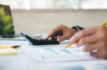 Προϋπολογισμός 2026: Φέρνει φοροελαφρύνσεις και επιδόματα που μειώνουν τη φτώχεια, ενισχύοντας μεσαία τάξη, ηλικιωμένους και πολύτεκνες οικογένειες.