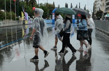 Πολίτες με ομπρέλες στο κέντρο της Αθήνας