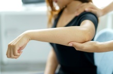 Άτομο που εξετάζεται από γιατρό και σηκώνει τα χέρια του