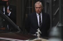 Ο πρίγκιπας Άντριου παραιτήθηκε από τους τίτλους του λόγω του σκανδάλου Έπσταϊν - Τα δεδομένα για το εισόδημά του μετά τη διακοπή των βασιλικών επιχορηγήσεων. 