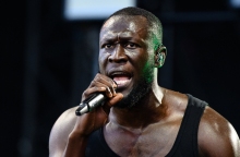 Ο ράπερ Stormzy τιμήθηκε ως επίτιμος εταίρος του Κολλεγίου Jesus στο Πανεπιστήμιο του Κέιμπριτζ για τη φιλανθρωπική και πολιτιστική του δράση.