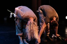 δυο ηθοποιοί υποκλίνονται στη σκηνή 