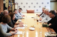 Ο Δ. Αθηναίων τιμά τον Μανώλη Γλέζο δημιουργώντας έναν Πολυχώρο Μνήμης και Δράσης