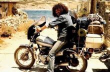 Πέθανε ο Γιώργος Ψωμόπουλος - Μάνατζερ των Magic De Spell και μορφή-κλειδί της ελληνικής ροκ σκηνής, που στήριξε γενιές μουσικών.