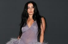 Η Charli XCX βρίσκεται σε συζητήσεις για πρωταγωνιστικό ρόλο στο σκηνοθετικό ντεμπούτο της Ντακότα Τζόνσον, «A Tree Is Blue» - Στο καστ και η Τζέσικα Άλμπα.