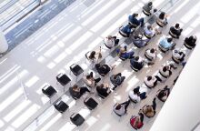 Η ΕΛΣΤΑΤ καταγράφει ότι 7 στους 10 νέους πιστεύουν πως η εκπαίδευσή τους καλύπτει τις ανάγκες της εργασίας - Οι διαφορές ανά φύλο και απασχόληση.