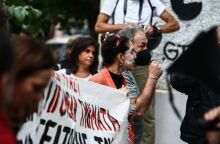 Βίντεο: Επεισόδια στο Μεταξουργείο στη διαμαρτυρία εκπαιδευτικών και γονέων για συγχωνεύσεις σχολείων - Χρήση χημικών από την αστυνομία.