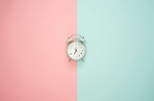 Ρολόι σε δίχρωμο τοίχο 