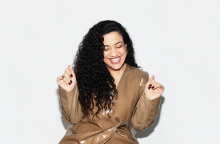 Ατένα Φαρροκζάντ: Η ποιήτρια που γεφυρώνει παραδόσεις