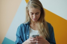 Γυναίκα που κοιτά στο κινητό της