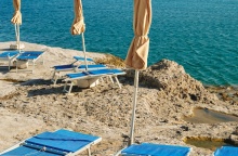 Ξαπλώστρες δίπλα σε παραλία