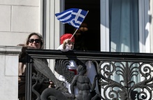 Παιδάκι με σημαία στο χέρι