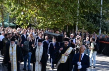 Κηδεία Διονύση Σαββόπουλου: Συγκίνηση στο τελευταίο αντίο στον σπουδαίο «Νιόνιο»