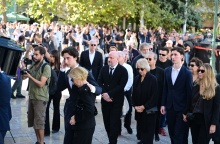 Η σύζυγος του Διονύση Σαββόπουλου, Άσπα με μέλη της οικογένειάς τους πίσω από το φέρετρο του αγαπημένου τραγουδοποιού