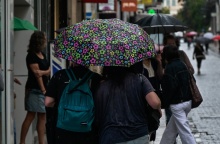 Πολίτες κάτω από ομπρέλες