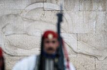 Ο Άγνωστος Στρατιώτης: Η ιστορία του εμβληματικού μνημείου στην καρδιά της Αθήνας - Συμβολίζει τη θυσία και τη μνήμη των πεσόντων σε όλους τους πολέμους