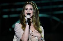 Η Λάνα Ντελ Ρέι διασκεύασε το κλασικό τραγούδι The Needle and the Damage Done του Νιλ Γιανγκ σε φιλανθρωπική συναυλία στο φεστιβάλ Harvest Moon 2025