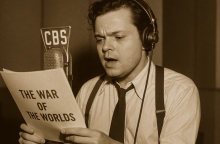 «Ο Πόλεμος των Κόσμων» με τον Όρσον Γουέλς: Η ραδιοφωνική εκπομπή που προκάλεσε τρόμο και υστερία στην Αμερική