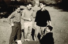 Στο Κουρί, εξοχή κοντά στη Θεσσαλονίκη, ο Διονύσης Σαββόπουλος καθιστός