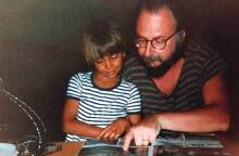 Ο Αχιλλέας Ραζής παιδί διαβάζοντας μαζί με τον Διονύση Σαββόπουλο