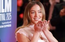 Η Σίντνεϊ Σουίνι σχολιάζει με χιούμορ τις φήμες ότι θα είναι η νέα Bond girl - Η Αμερικανίδα ηθοποιός δηλώνει μεγάλη θαυμάστρια της σειράς ταινιών. 