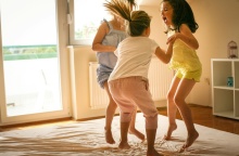 Παιδιά που χοροπηδούν