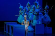 Η Εθνική Λυρική Σκηνή φέρνει 4 διαφορετικές παραγωγές με 72 παραστάσεις και δωρεάν είσοδο σε 12 πόλεις, ενισχύοντας την πρόσβαση στον πολιτισμό.