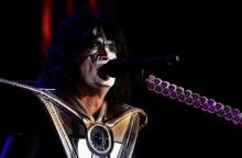 Ο θάνατος του Έις Φρίλεϊ ενέπνευσε τους θαυμαστές του KISS να ζητήσουν από τη NASA να τον τιμήσει μετά θάνατον ως επίτιμο αστροναύτη.