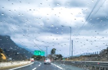 Σταγόνες βροχής πάνω σε παρμπρίζ αυτοκινήτου