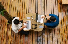 Δύο άνδρες που εργάζονται στα λάπτοπ τους