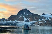 Μια πλωτή καμπίνα στα παγωμένα νερά της Ανατολικής Γροιλανδίας προσφέρει απόλυτη απομόνωση - Χωρίς Wi-Fi, χωρίς ανθρώπους, μόνο φύση και πάγος.