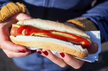 Αν αγαπάτε τα hot dog, αυτό μην το δείτε. Ή δείτε το - εσείς αποφασίζετε