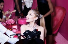 Η Αριάνα Γκράντε πρωταγωνιστεί στη νέα καμπάνια της Swarovski 