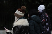 Γυναίκα με σκούφο, μπουφάν και κασκόλ