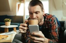 Έρευνα: Ένα ρόφημα κακάο με φλαβανόλες μπορεί να προφυλάξει την καρδιά των ανδρών από τις αρνητικές επιπτώσεις της πολύωρης καθιστικής ζωής