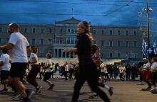 42ος Αυθεντικός Μαραθώνιος: Εικόνες από τους χιλιάδες δρομείς που πλημμύρισαν τους δρόμους της Αθήνας