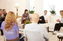 Ο Κυριάκος Μητσοτάκης υποδέχθηκε μαραθωνοδρόμους στο Μέγαρο Μαξίμου πριν τον 42ο Αυθεντικό Μαραθώνιο της Αθήνας, τονίζοντας τη σημασία της διά βίου άθλησης.