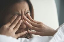 Επιστήμονες του MIT αποκάλυψαν πώς η έλλειψη ύπνου διαταράσσει τη ροή του εγκεφαλονωτιαίου υγρού και προκαλεί «ομίχλη» στον εγκέφαλο.