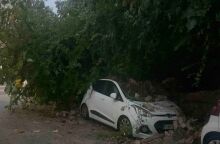 Ισχυρές βροχές και άνεμοι πλήττουν την Κέρκυρα, με κατάρρευση τοιχίου να καταπλακώνει αυτοκίνητα και πλημμυρικά φαινόμενα σε δρόμους.