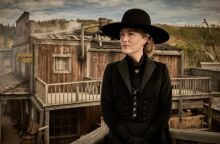 Το Netflix παρουσίασε το πρώτο τρέιλερ της γουέστερν σειράς The Abandons, με πρωταγωνίστριες τις Τζίλιαν Άντερσον και Λένα Χίντι