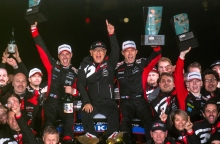 Ο Σεμπαστιέν Οζιέ κερδίζει το Ράλλυ Ιαπωνίας, χαρίζοντας στην Toyota το 1-2-3 και μειώνοντας τη διαφορά στο πρωτάθλημα οδηγών στους 3 βαθμούς.