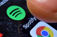 Συνδρομήτρια κατηγορεί το Spotify ότι πουλά κρυφά θέσεις σε playlists, παραπλανώντας χρήστες ότι οι προτάσεις βασίζονται μόνο στις προτιμήσεις τους.