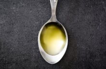 Καρδιολόγος προειδοποιεί για τη viral τάση με τα «σφηνάκια» ελαιόλαδου το πρωί - Λέει ότι δεν ωφελούν την καρδιά και μπορεί να προκαλέσουν αύξηση βάρους