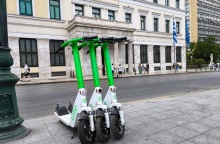 Ηλεκτρικά πατίνια μπροστά από το κτίριο του Δήμου ΑΘηναίων