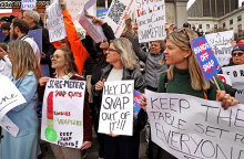 Γιατί η διοίκηση του Ντόναλντ Τραμπ θέλει να καταργήσει τα κουπόνια σίτισης